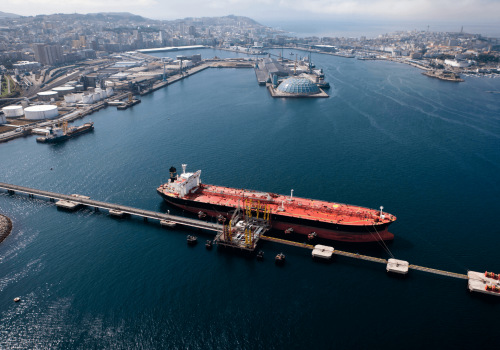 How long do oil tankers stay in port?